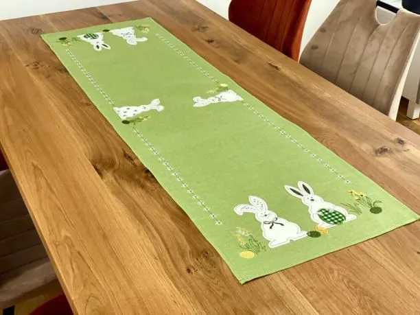 Bieżnik świąteczny 40x140 cm trzy zajączki na zielonym tle int 0374 wielkanocny