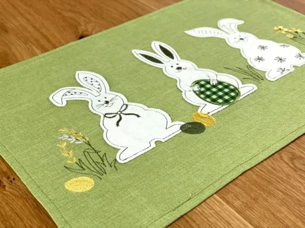 Serwetka świąteczna 30x45 cm trzy zajączki na zielonym tle int 0374 wielkanocna