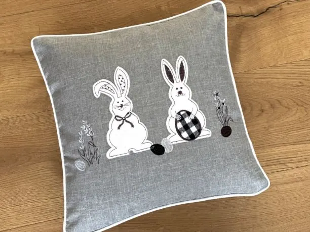 Poszewka świąteczna 40x40 cm zajączki na popielatym tle int 0374 Wielkanocna 1 szt