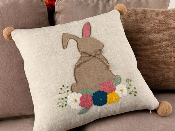 Poszewka świąteczna 40x40 cm beżowy zajączek int 0747 Wielkanocna 1 szt