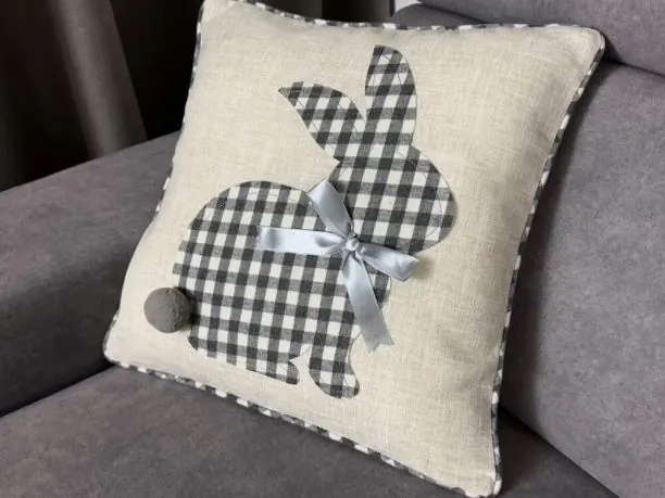 Poszewka świąteczna 40x40 cm kraciasty zajączek int 0749 Wielkanocna 1 szt