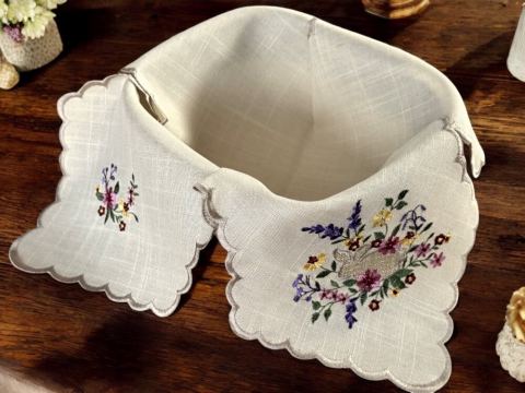 Serwetka haftowana do koszyczka na pieczywo 44x44 cm zajączek w kwiatkach wz 091 1 szt wielkanocna