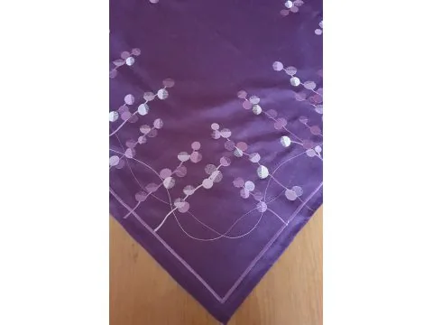 Bieżnik kwadratowy 85x85 cm – fioletowy z geometrycznym haftem, dekoracyjna nakładka na stół