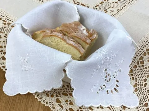 Serwetka haftowana do koszyczka na pieczywo 44x44 cm biały kwiat wz 220 1 szt wielkanocna