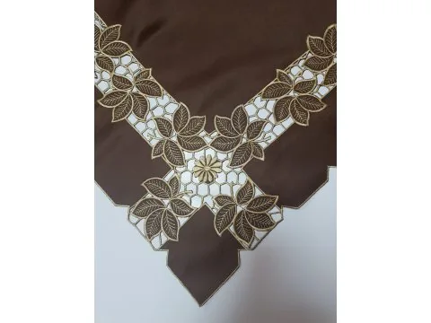 Kwadratowy bieżnik 85 cm – brązowy z haftowanymi złotymi listkami, dekoracyjna nakładka na stół