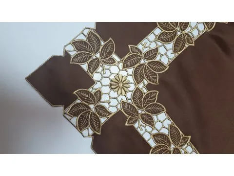 Kwadratowy bieżnik 85 cm – brązowy z haftowanymi złotymi listkami, dekoracyjna nakładka na stół