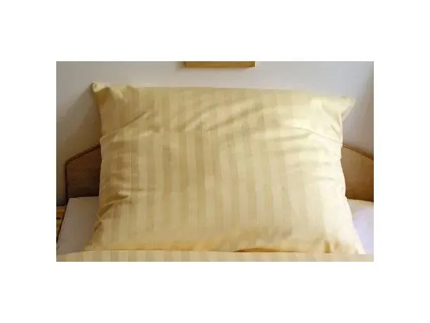 Poszewka satynowa adamaszek kremowa w paski 40x40 cm zamek pasek 2cm