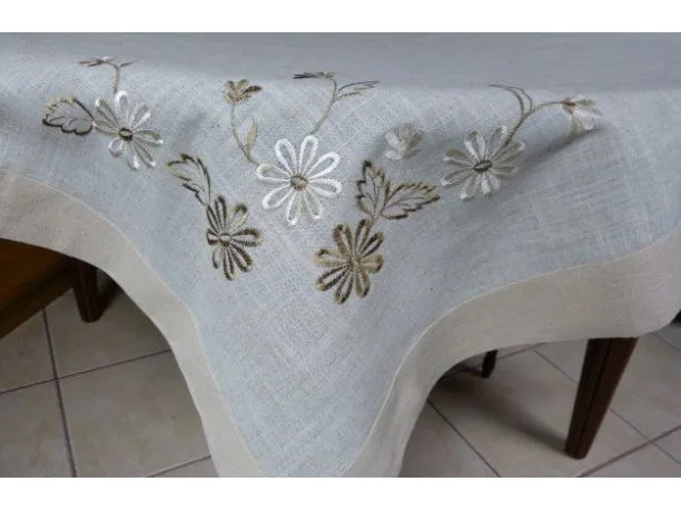 Obrus z haftem 140x220 cm 214