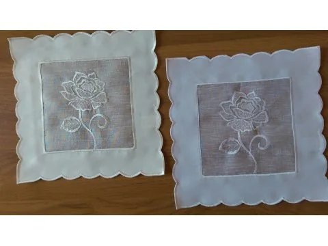Serwetka z różą 25x25 biała (822)