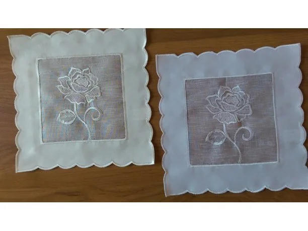 Serwetka z różą 25x25 biała (822)