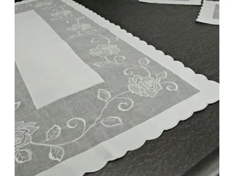 Bieżnik nakładka - z rożą biały - 50x100 cm - wz. 822