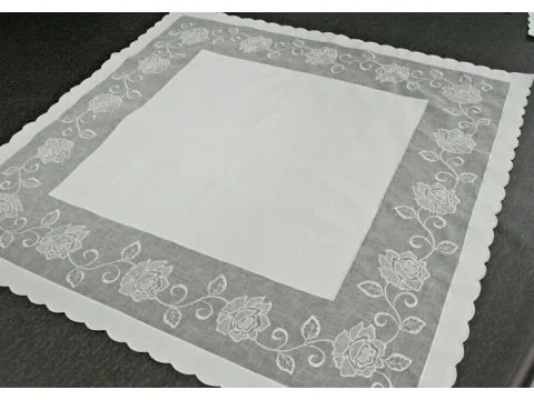 Bieżnik nakładka - z rożą biały - 85x85 cm - wz. 822