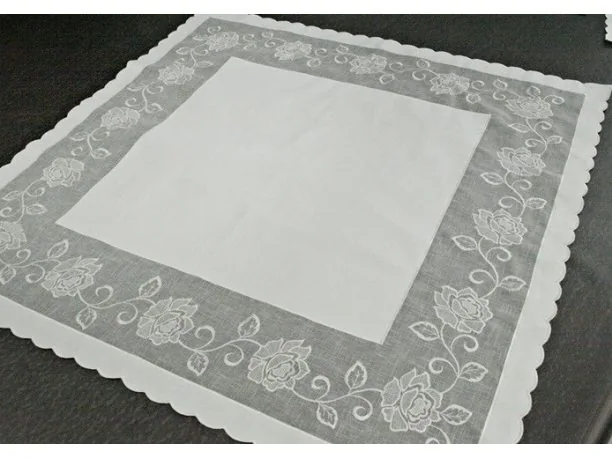 Bieżnik nakładka - z rożą biały - 85x85 cm - wz. 822