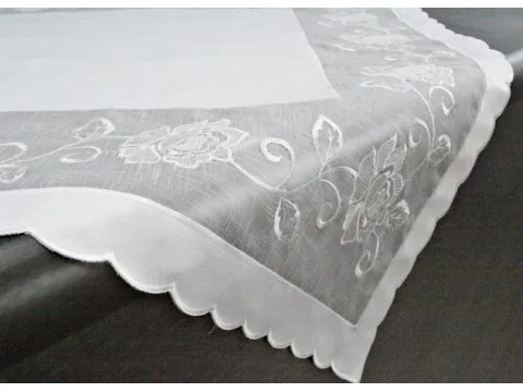 Bieżnik nakładka - z rożą biały - 85x85 cm - wz. 822