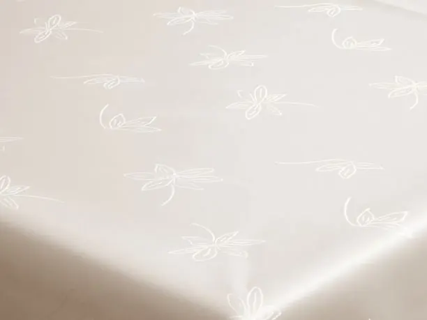 Obrus plamoodporny 140x220 cm owalny jasnokremowy koniczynka krem