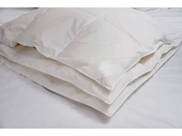 Kołdra puchowa całoroczna Klasyczna Sypialnia 140x200 cm – naturalny komfort snu przez cały rok