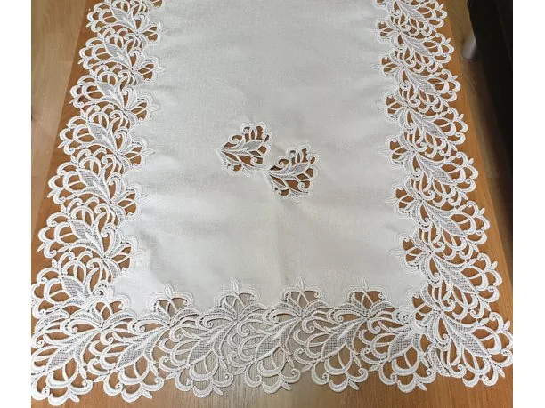 Bieżnik Haftowany 60x120 – Jasnokremowy z Gipiurą Elegancki na Stół i Ławę