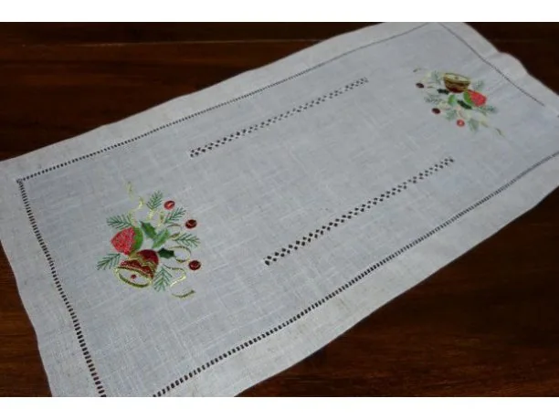 Bieżnik świąteczny - w kolorze lnu ze stroikiem świątecznym - 50x100 cm - wz. 3600B