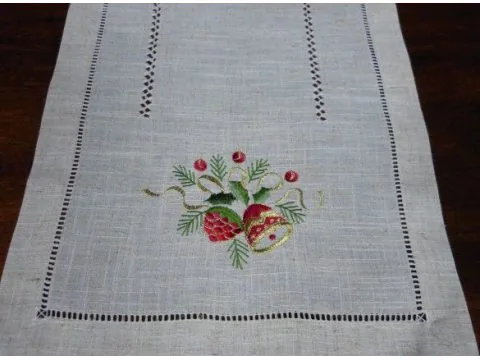 Bieżnik Świąteczny 50x100 cm w Kolorze Lnu ze Stroikiem Świąteczny – Dekoracja na Boże Narodzenie