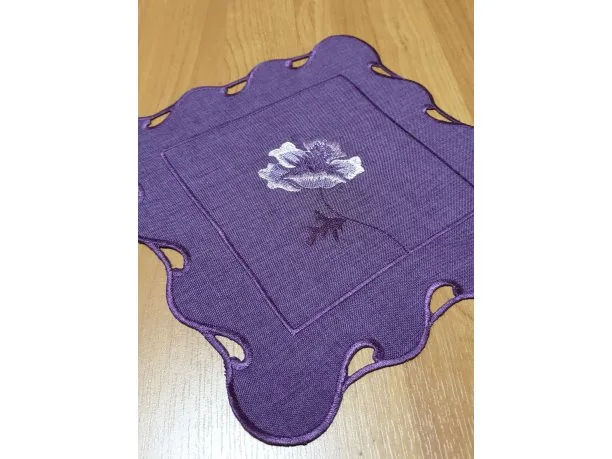 Serwetka kwadratowa 25x25 cm – fioletowa z haftowaną różą, dekoracyjna nakładka na stół