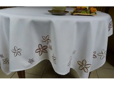 Serweta haftowana 85x85 cm biała w brązowe kwiaty – Kwadratowy bieżnik na stół