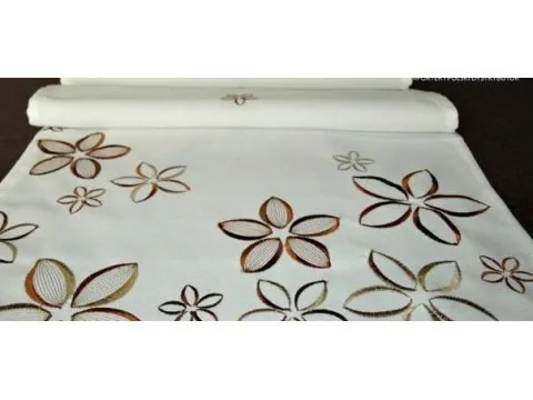 Serwetka haftowana 25x25 cm biała w brązowe kwiaty – Mała serweta kwadratowa