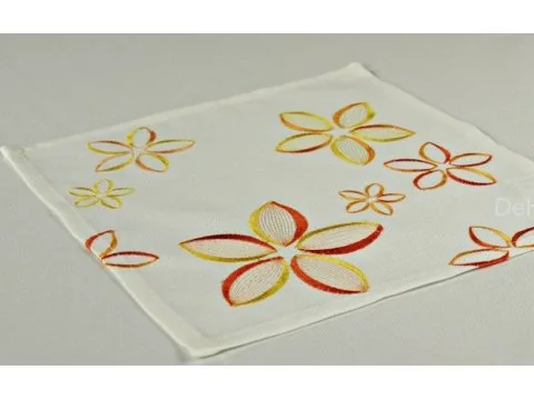 Serwetka haftowana 25x25 cm biała w pomarańczowe kwiaty – Mała serweta kwadratowa