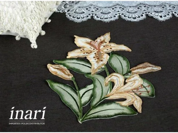 Serwetka haftowana śr. 30 cm Lilia d3