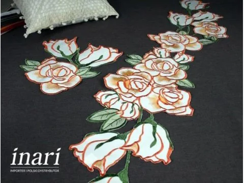 Bieżnik-szal 26x115 cm – haftowane róże, elegancka dekoracja stołu