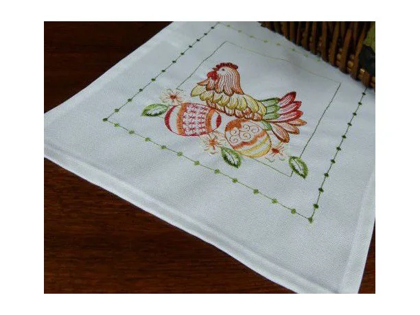 Serwetka Wielkanocna 25x25 cm do Koszyczka – Haftowana Kurka Biała