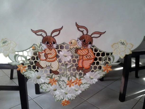 Bieżnik Wielkanocny w Zajączki 50x100 cm – Ciemny Krem