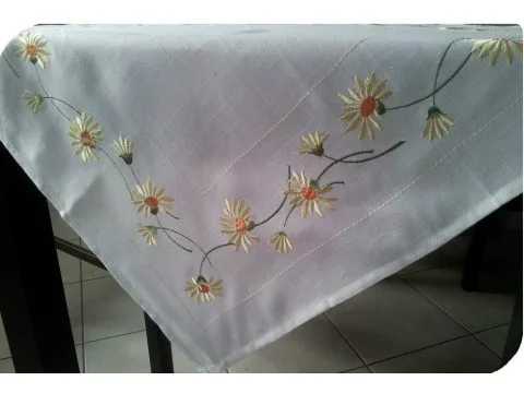 Bieżnik haftowany w stokrotki 85x85 cm – Biała serweta kwadratowa