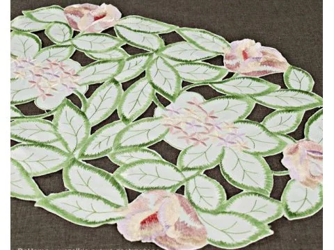 Nakładka haftowana 30x45 cm owalna – wiosenne róże i zielone listki