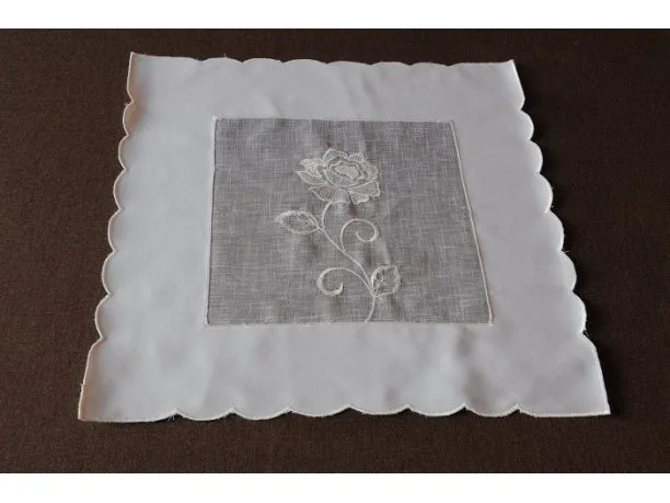 Serwetka Haftowana 40x40 cm Ecru z Woalem – Nakładka Kremowa Róże