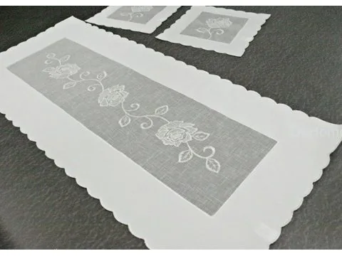 Bieżnik dekoracyjny - z białą różą - 60x120 cm 822