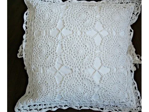 Biała Poszewka Szydełkowa Boho – Ręcznie Dziana Elegancja do Salonu