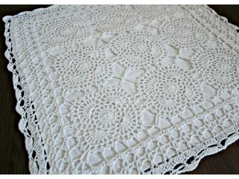 Biała Poszewka Szydełkowa Boho – Ręcznie Dziana Elegancja do Salonu