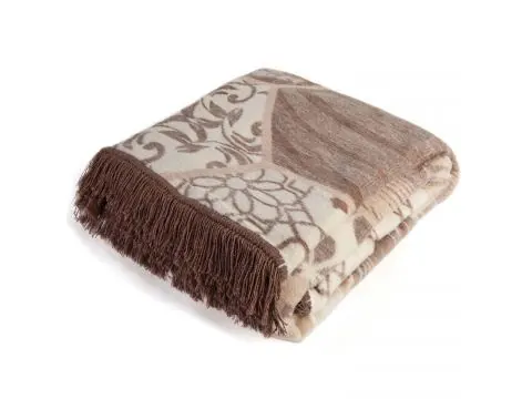 Koc bawełniany z frędzlami w patchworkowym wzorze w odcieniach beżu, brązu i kremu