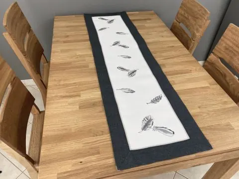 Bieżnik na stół 40x140 biało-grafitowy nowoczesny w piórka