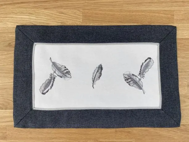 Serwetka na stół 30x45 biało-grafitowa nowoczesna w piórka