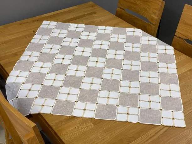 Bieżnik 85x85 Kremowy Haftowany w Kwadraty – Nowoczesny Styl