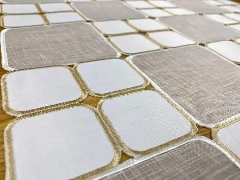 Bieżnik 85x85 Kremowy Haftowany w Kwadraty – Nowoczesny Styl