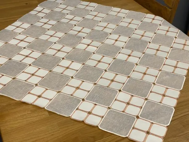 Bieżnik 85x85 Beżowo-Kremowy Satyna i Tiul – Wzór Kwadraty