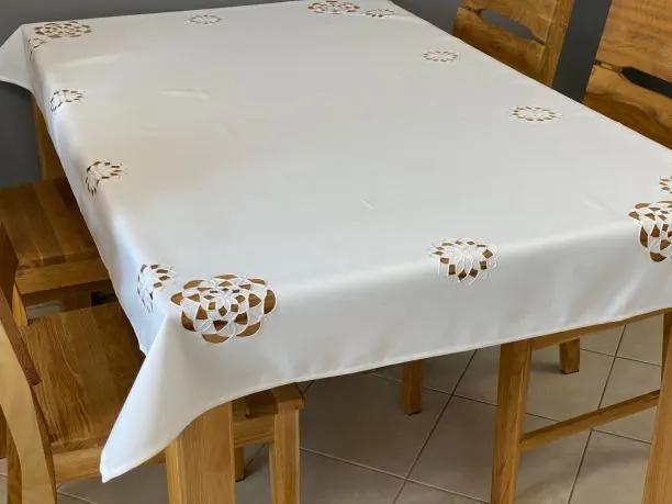 Biały Obrus Haftowany 140x220 – Kwiatowy Wzór i Wycięcia