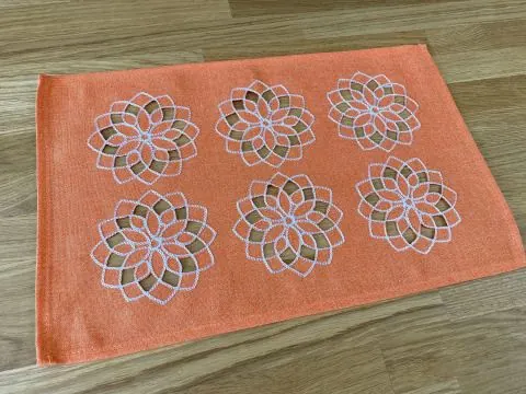 Pomarańczowa serwetka na stół 25x40 haftowana