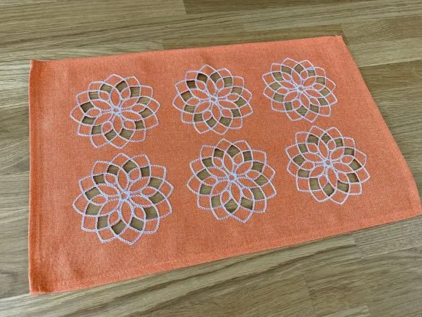 Pomarańczowa serwetka na stół 25x40 haftowana