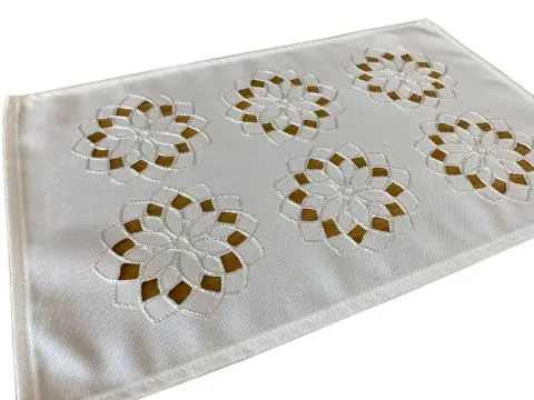 Biała serwetka haftowana 25x40 | Elegancki wzór kwiatowy