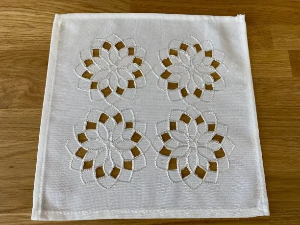 Serwetka biała haftowana 25x25 | Kwadratowa z haftem