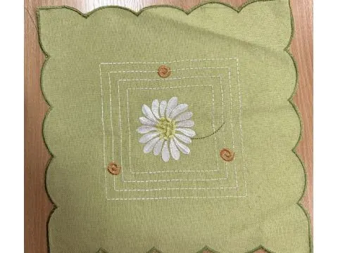 Wiosenna Serwetka Haftowana 30x30 – Białe Margaretki na Zielonym Tle