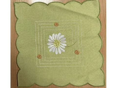 Wiosenna Serwetka Haftowana 30x30 – Białe Margaretki na Zielonym Tle